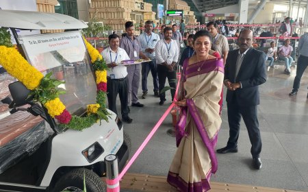 திருச்சி விமான நிலைய பயணிகள் பயன்பெறும் வகையில் பேட்டரி வாகனத்தை வழங்கிய அமைச்சர் அன்பில் மகேஷ் பொய்யா மொழி