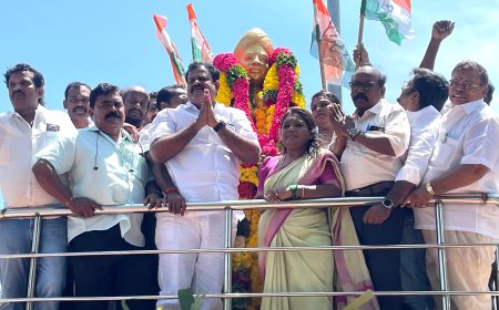 திருச்சி மாநகர் மாவட்ட காங்கிரஸ் மாவட்ட தலைவர் ரெக்ஸ் தலைமையில் காங்கிரஸ் நிர்வாகிகள் வ.உ.சி சிலைக்கு மாலை அணிவித்து மரியாதை செலுத்தினர்