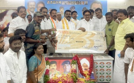 புல்வாமா தாக்குதலில் வீர மரணம் அடைந்த இரண்டு ராணுவ வீரர்கள் திரு உருவப்படத்திற்கு மலர் தூவி மரியாதை செலுத்தி அவர்களது குடும்பத்திற்கு ஒரு லட்சம் ரூபாய்க்கான காசோலையை தமிழ்நாடு காங்கிரஸ் கமிட்டி மாநில தலைவர் செல்வ பெருந்தகை வழங்கினார்