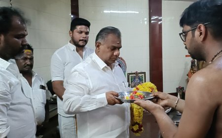 திருச்சியில் நாளை நடிகர் விஜய் பிரச்சாரம்  செய்யும்  நிலையில் தவெக பொதுச் செயலாளர் ஆனந்த் திருச்சியில் உள்ள அருள்மிகு ஸ்ரீ வழிவிடு முனீஸ்வரர்  ஆலயத்தில் வழிபாடு செய்தார்