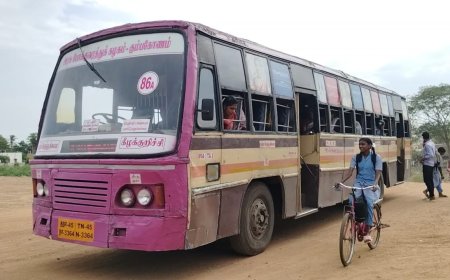 திருச்சி பொன்மலையில் அரசு பேருந்தில் பள்ளி மாணவர்கள் ரகளை-  பேருந்தை பாதி வழியிலேயே நிறுத்தியதால் பயணிகள் அவதி- போலீசார் வழக்கு பதிவு