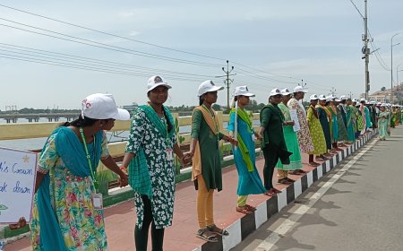 திருச்சி சீதாலக்ஷ்மி ராமஸ்வாமி கல்லூரியில் பவள விழா ஆண்டின் சிறப்பு நிகழ்வாக உலக ஓசோன் தினத்தை முன்னிட்டு மாபெரும் மனிதச்சங்கிலி பேரணி திருச்சி காவேரி பாலத்தில் நடைபெற்றது