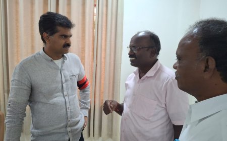 திருச்சி மாவட்ட எம்.பி. துரை வைகோவிடம்  மக்கள் சக்தி இயக்க மாநில பொருளாளர் கே.சி.நீலமேகம் பொதுமக்கள் நலன் சார்ந்த கோரிக்கை வைத்தார்