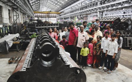 ஆயுத பூஜையை முன்னிட்டு திருச்சி பொன்மலை ரயில்வே பணிமனையில் உள்ள பிரமாண்டமான இயந்திரங்களை ஆர்வமுடன் சுற்றிப் பார்த்த பொதுமக்கள் மற்றும் ஊழியர்களின் குடும்பங்கள்