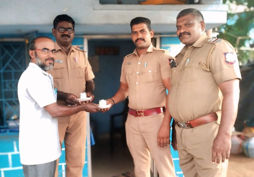 தமிழக காவலர் தின நாள் விழாவை முன்னிட்டு போலீசாருக்கு இனிப்புகள் வழங்கி வாழ்த்து தெரிவித்த எஸ்.டி.பி.ஐ கட்சி கல்வியாளர் அணி மாவட்ட தலைவர் ரஹமத்துல்லா