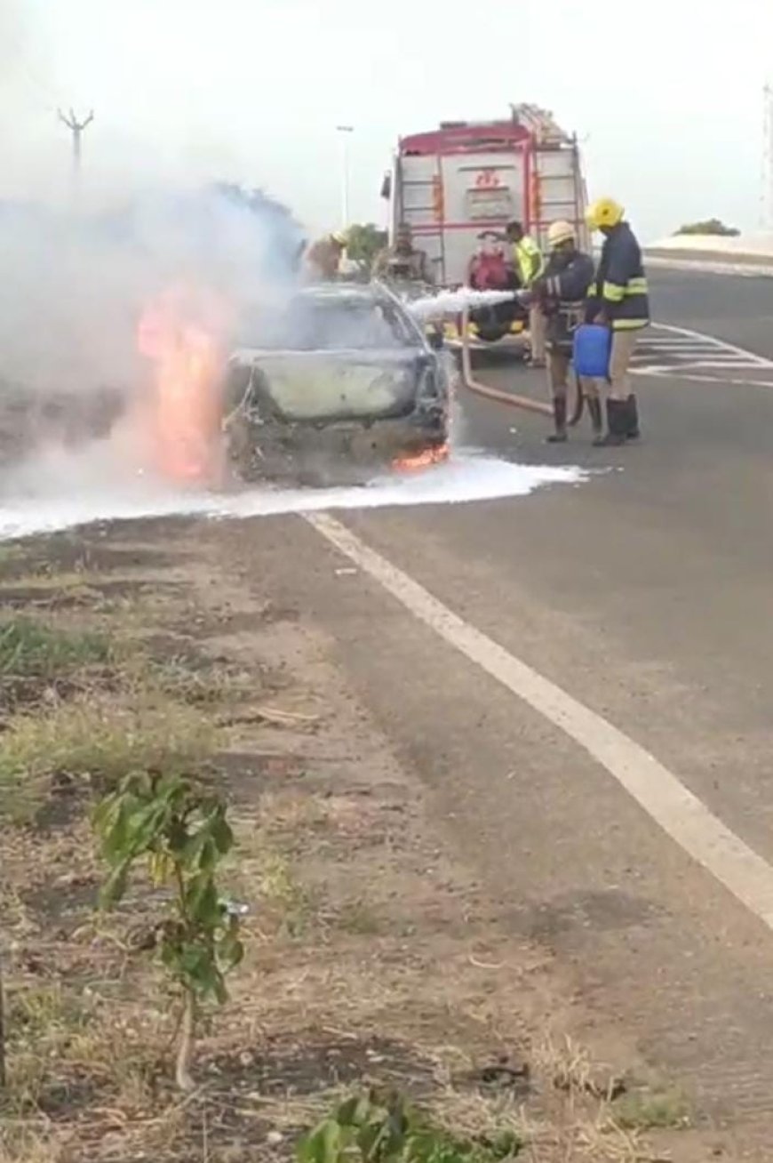 திருச்சி அருகே மணப்பாறையில் சாலையில் பழுதாகி நின்று கொண்டு இருந்த கார் திடிரென தீப்பிடித்து எரிந்ததால் பரபரப்பு முற்றிலுமாக கார் எரிந்து நாசம் 