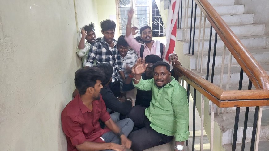 திருச்சி மாவட்ட கல்வி அலுவலரை காணவில்லை எனக் கூறி மாவட்ட கல்வி அலுவலகத்தை முற்றுகையிட்ட இந்திய மாணவர் சங்கத்தினரால் பரபரப்பு