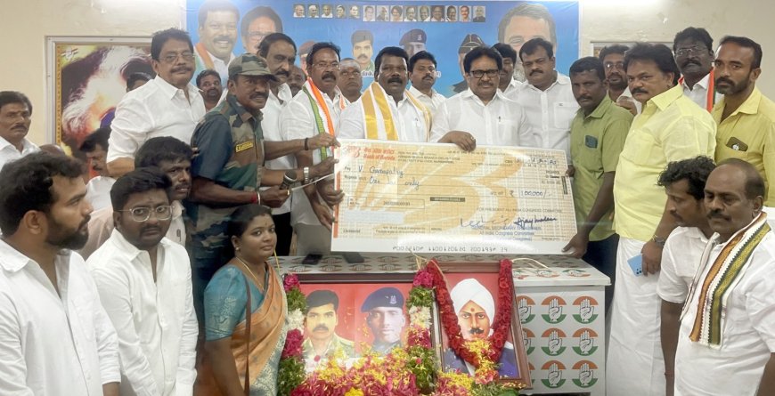 புல்வாமா தாக்குதலில் வீர மரணம் அடைந்த இரண்டு ராணுவ வீரர்கள் திரு உருவப்படத்திற்கு மலர் தூவி மரியாதை செலுத்தி அவர்களது குடும்பத்திற்கு ஒரு லட்சம் ரூபாய்க்கான காசோலையை தமிழ்நாடு காங்கிரஸ் கமிட்டி மாநில தலைவர் செல்வ பெருந்தகை வழங்கினார்