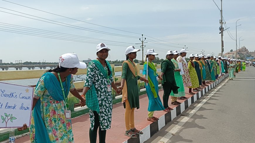 திருச்சி சீதாலக்ஷ்மி ராமஸ்வாமி கல்லூரியில் பவள விழா ஆண்டின் சிறப்பு நிகழ்வாக உலக ஓசோன் தினத்தை முன்னிட்டு மாபெரும் மனிதச்சங்கிலி பேரணி திருச்சி காவேரி பாலத்தில் நடைபெற்றது