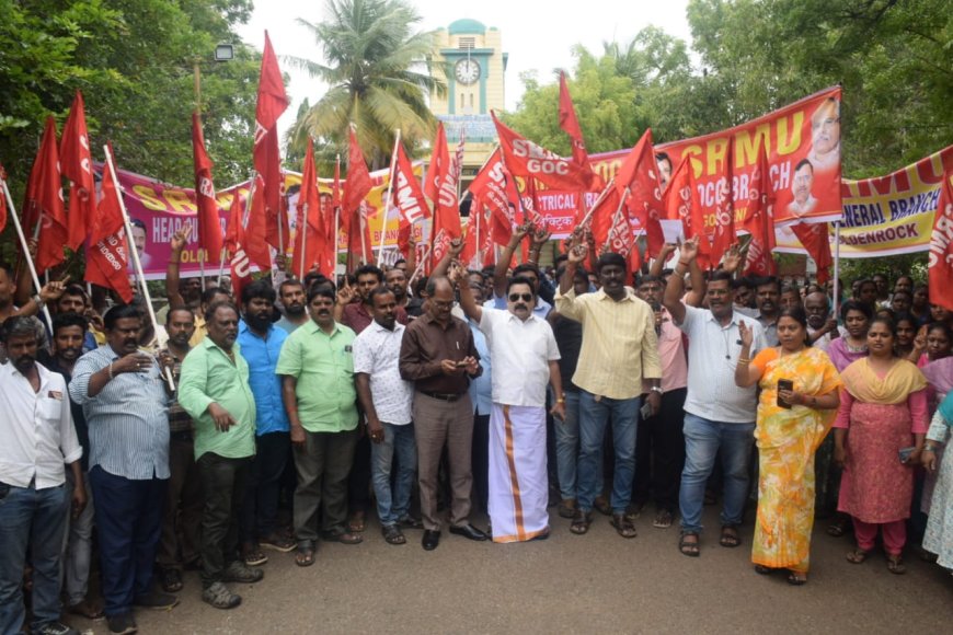 திருச்சி பொன்மலையில் ரயில்வே தொழிற்சாலை முன்பு எஸ்.ஆர்.எம்.யூ ரயில்வே தொழிலாளர்கள் பல்வேறு கோரிக்கைகளை வலியுறுத்தி துணைப் பொதுச் செயலாளர் வீரசேகரன் தலைமையில்  ஆர்ப்பாட்டம்