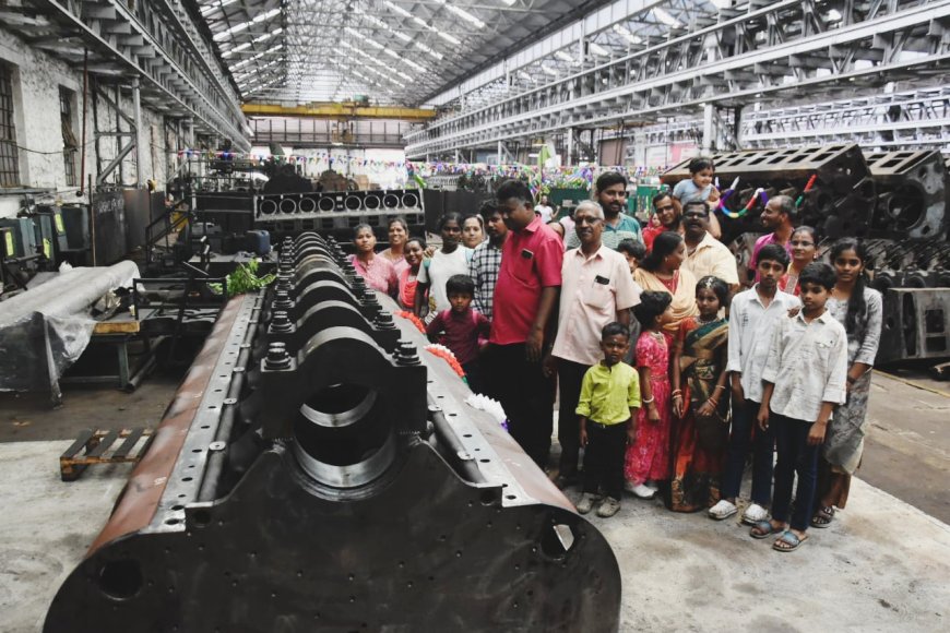 ஆயுத பூஜையை முன்னிட்டு திருச்சி பொன்மலை ரயில்வே பணிமனையில் உள்ள பிரமாண்டமான இயந்திரங்களை ஆர்வமுடன் சுற்றிப் பார்த்த பொதுமக்கள் மற்றும் ஊழியர்களின் குடும்பங்கள்