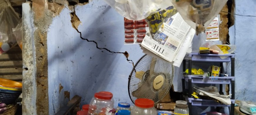 திருவெறும்பூர் அருகே உள்ள பத்தாளப்பேட்டையில் பட்டப்பகலில் மளிகை கடை சுவற்றில் ஓட்டையை போட்டு கல்லா பெட்டியில் இருந்த பணத்தை கொள்ளை அடித்த மர்ம நபர்களை திருவெறும்பூர் போலீசார் தேடி வருகின்றனர்