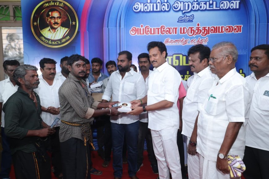 திருச்சி திருவெறும்பூர் தொகுதி அம்பிகாபுரத்தில் அன்பில் அறக்கட்டளை மற்றும்  அப்போலோ மருத்துவமனை  இணைந்து  நடத்தும் மருத்துவ முகாம் நடைபெற்றது - முகாமை அமைச்சர் அன்பில் மகேஷ் பொய்யாமொழி துவக்கி வைத்தார்