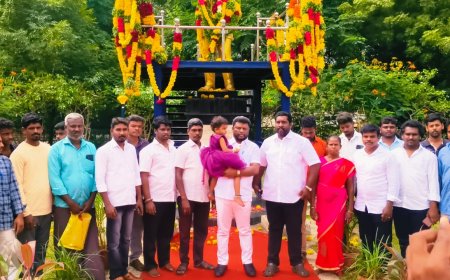 *சட்டமேதை டாக்டர் அம்பேத்கர் நினைவு நாளை முன்னிட்டு பெல் வளாகத்தில் உள்ள அவரது திருவுருவ சிலைக்கு தலித் இயக்கங்களின் கூட்டமைப்பு மற்றும் மறுமலர்ச்சி கழகம் சார்பில் மாலை அணிவித்து மரியாதை*