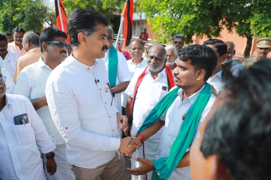 *திருவெறும்பூர் பகுதி பொதுமக்களின் நலனுக்காக 24 மணி நேரமும் உழைத்து வரும் சமூக ஆர்வலர் ஜி.எம் வினோத் பாண்டி மின் விளக்குகள் மற்றும் கழிப்பிட  வசதிகள் கேட்டு எம்பி துரை வைகோவிடம் மனு அளித்தார்*