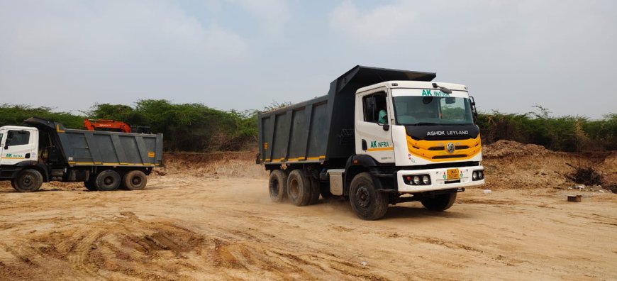 *திருச்சி மாவட்டம் ஸ்ரீரங்கம் சட்டமன்றத் தொகுதிக்கு உட்பட்ட அதவத்தூர் – சத்திரப்பட்டி பகுதியில் உள்ள 100 ஏக்கர் பரப்பளவு கொண்ட அறியாறு பெரிய குளத்தில் , அரசு அனுமதி இன்றி மண் அள்ளப்படுவதாக பரபரப்பு ஏற்பட்டுள்ளது*