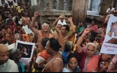 *திருச்சி ஸ்ரீரங்கம் அரங்கநாத சுவாமி திருக்கோவிலில் கம்பத்தடி ஆஞ்சநேயர் இடமாற்றம் செய்ததை கண்டித்து அரங்கன் அடியார் குளம் என்கின்ற அமைப்பினர் 300க்கும் மேற்பட்டோர் திடீர் ஆர்ப்பாட்டத்தில் ஈடுபட்டதால் பரபரப்பு*