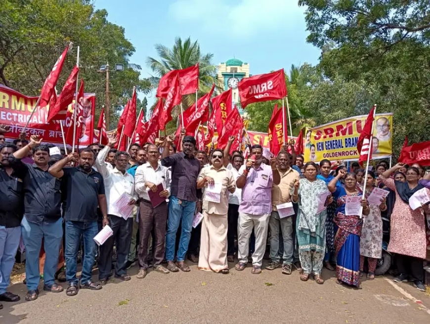 *பொன்மலை ரயில்வே பணிமனை முன்பு எஸ்ஆர்எம்யு தொழிற்சங்கத்தினர் ஆர்ப்பாட்டம் பொதுச் செயலாளர் எஸ் வீரசேகரன் தலைமையில் நடந்தது *