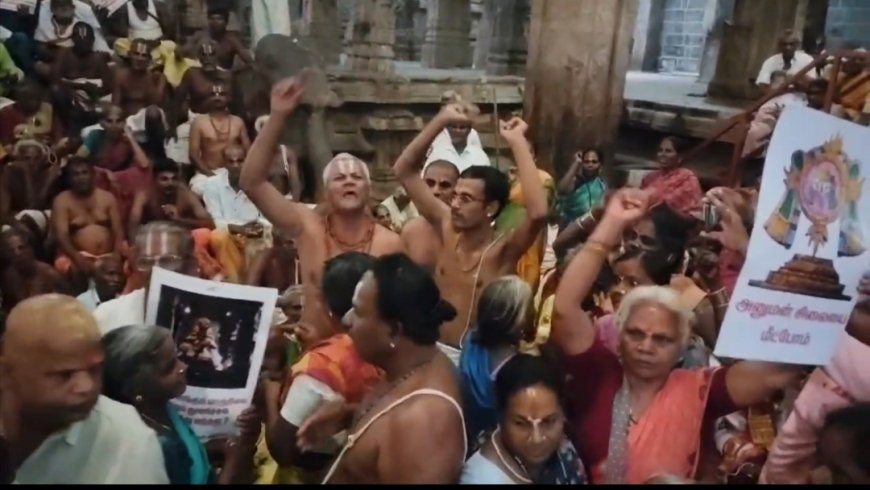 *திருச்சி ஸ்ரீரங்கம் அரங்கநாத சுவாமி திருக்கோவிலில் கம்பத்தடி ஆஞ்சநேயர் இடமாற்றம் செய்ததை கண்டித்து அரங்கன் அடியார் குளம் என்கின்ற அமைப்பினர் 300க்கும் மேற்பட்டோர் திடீர் ஆர்ப்பாட்டத்தில் ஈடுபட்டதால் பரபரப்பு*
