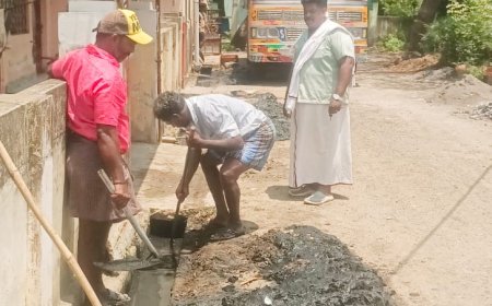 *திருச்சி மாநகராட்சி 43 வது வார்டு அம்பேத்கர் நகரில் சாக்கடைகளை தூர் வாரி சுத்தம் செய்து பார்வையிட்ட கவுன்சிலர் - பொதுமக்கள் பாராட்டு*