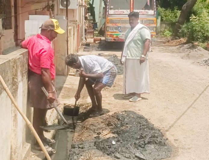 *திருச்சி மாநகராட்சி 43 வது வார்டு அம்பேத்கர் நகரில் சாக்கடைகளை தூர் வாரி சுத்தம் செய்து பார்வையிட்ட கவுன்சிலர் - பொதுமக்கள் பாராட்டு*