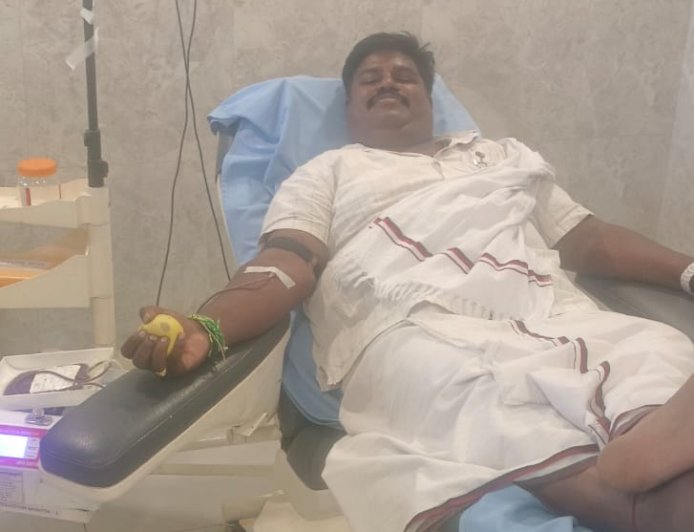 *திருச்சி காட்டூர் பிலோமினாள்புரத்தில் உடல் நலக்குறைவு ஏற்பட்டு மருத்துவமனையில் உள்ள தனது வார்டை சேர்ந்த நபருக்கு இரத்தத்தை தானமாக கொடுத்து உதவிக்கரம் நீட்டிய 43 வது வார்டு மாமன்ற உறுப்பினர் ந.செந்தில்*