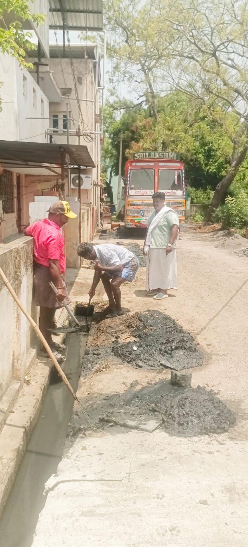 *திருச்சி மாநகராட்சி 43 வது வார்டு அம்பேத்கர் நகரில் சாக்கடைகளை தூர் வாரி சுத்தம் செய்து பார்வையிட்ட கவுன்சிலர் - பொதுமக்கள் பாராட்டு*