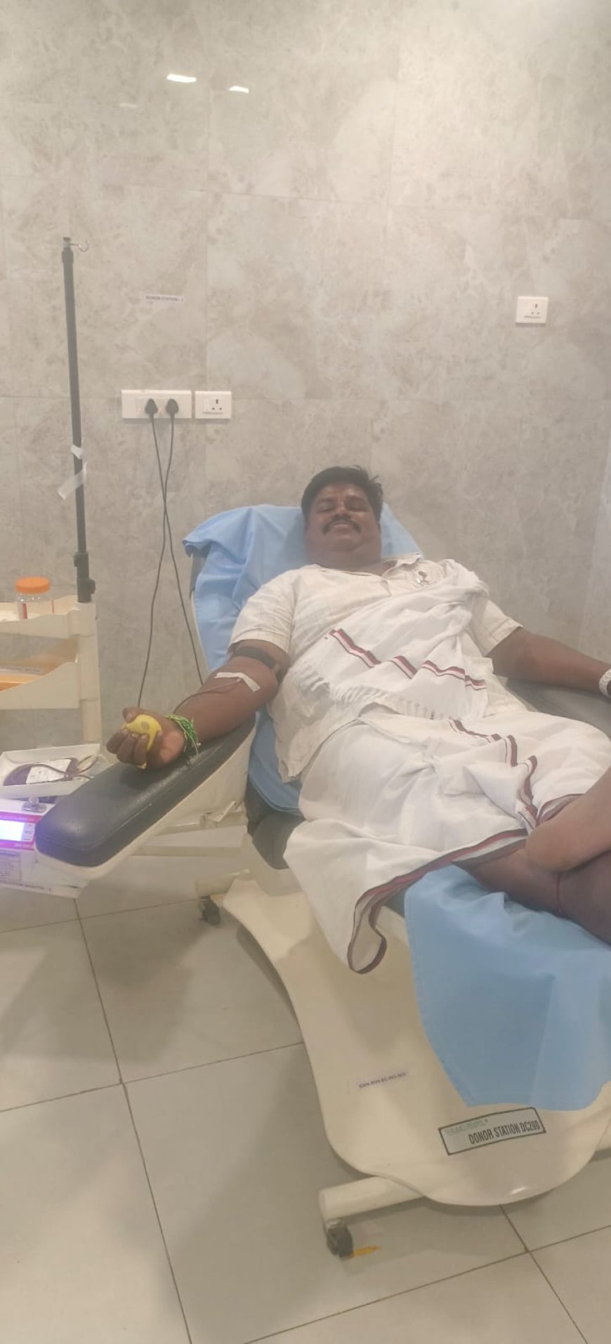 *திருச்சி காட்டூர் பிலோமினாள்புரத்தில் உடல் நலக்குறைவு ஏற்பட்டு மருத்துவமனையில் உள்ள தனது வார்டை சேர்ந்த நபருக்கு இரத்தத்தை தானமாக கொடுத்து உதவிக்கரம் நீட்டிய 43 வது வார்டு மாமன்ற உறுப்பினர் ந.செந்தில்*